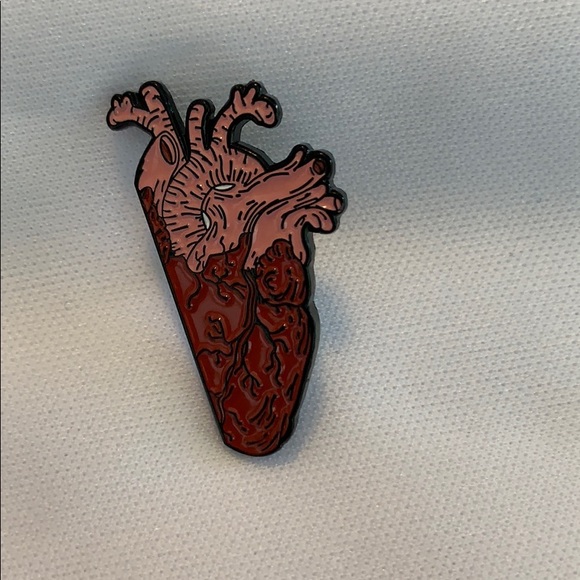 Very Interesting Heart Hat/Lapel Pin - Picture 1 of 3